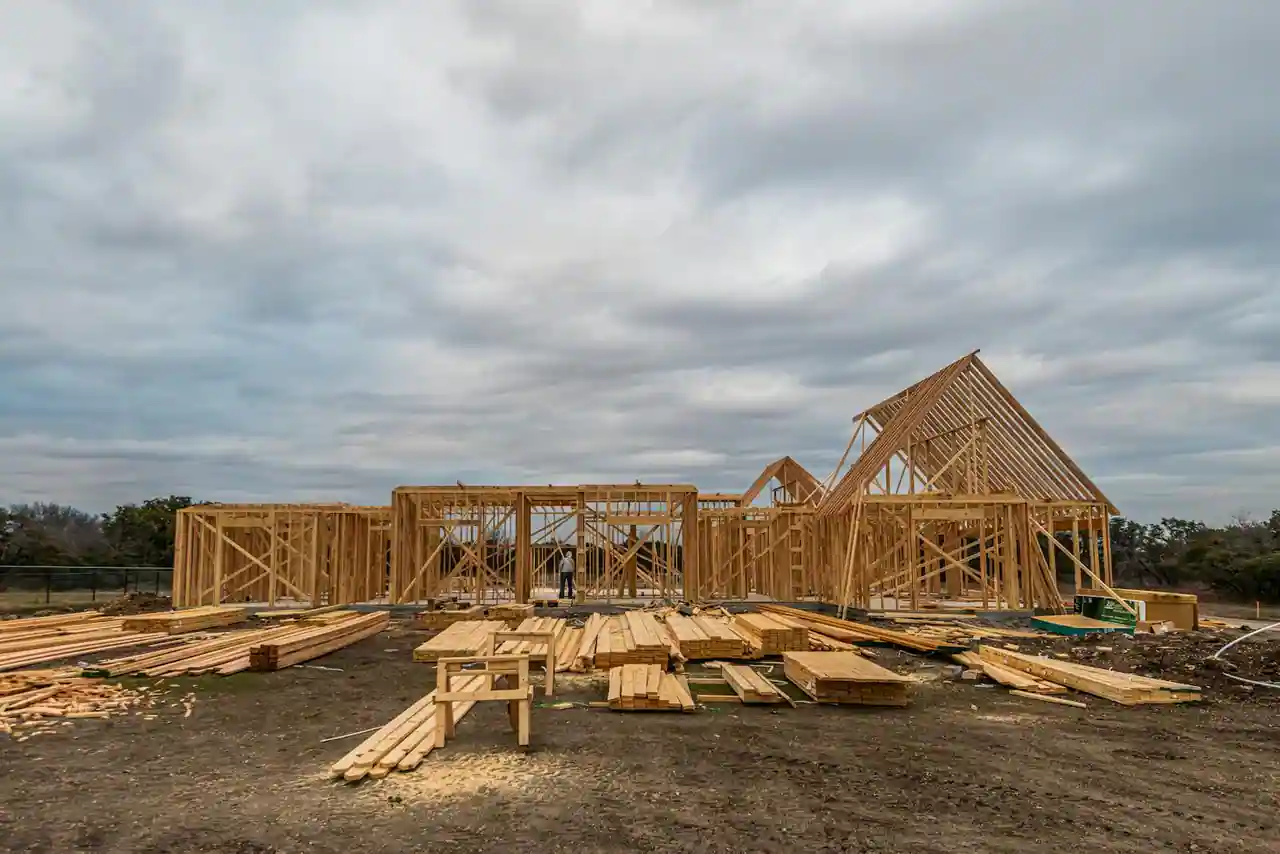 Chantier de construction d'une maison individuelle neuve en France avec charpente bois