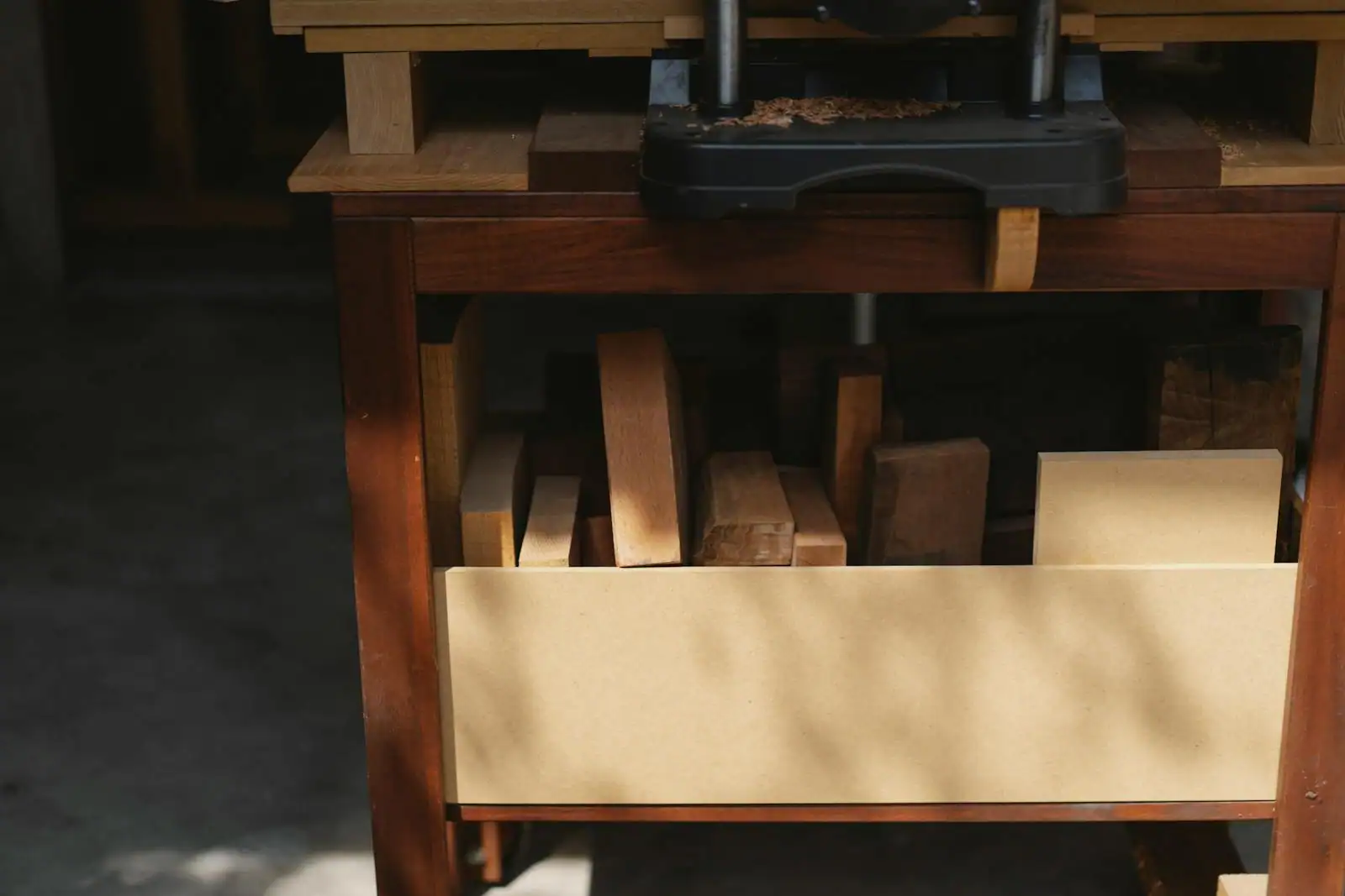Atelier bricolage avec outils et projet en bois en cours de réalisation