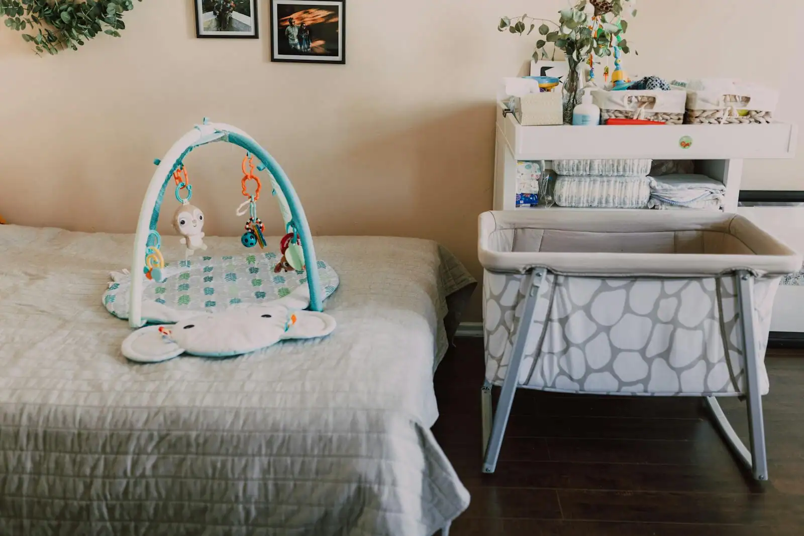 Chambre de bébé lumineuse avec lit à barreaux en bois clair, commode à langer et fauteuil d'allaitement