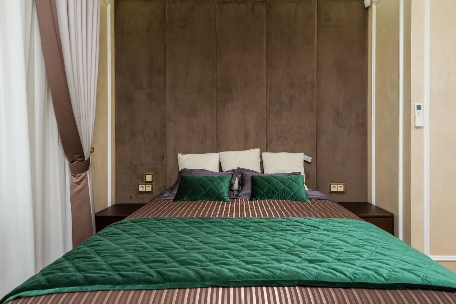 Chambre à coucher élégante avec mur bordeaux et linge de lit en velours rouge