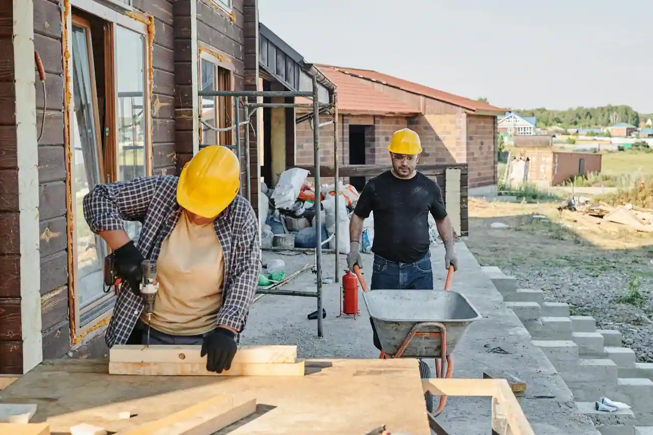 Chantier de construction d'une maison individuelle neuve avec ouvriers en cours d'élévation