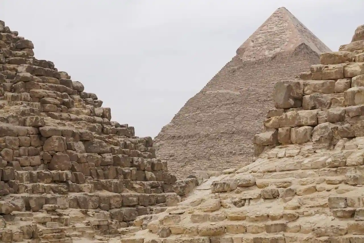 Pyramides de Gizeh vues depuis le plateau avec le désert en arrière-plan