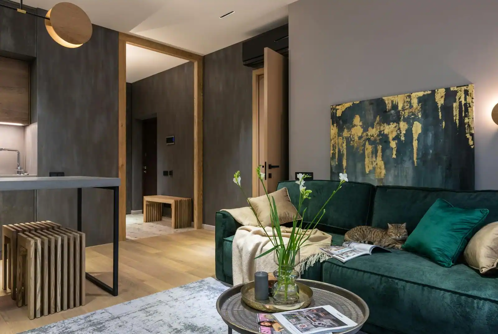 Salon contemporain avec mur peint en vert sauge, canapé en lin et mobilier en bois naturel