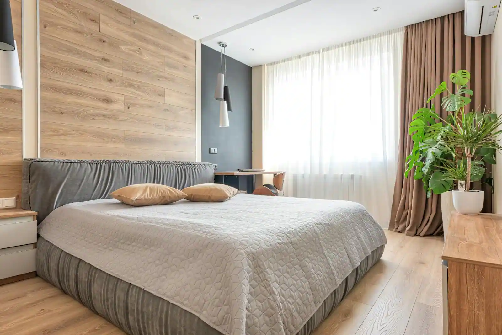 Chambre adulte aux tons neutres et apaisants avec linge en lin naturel