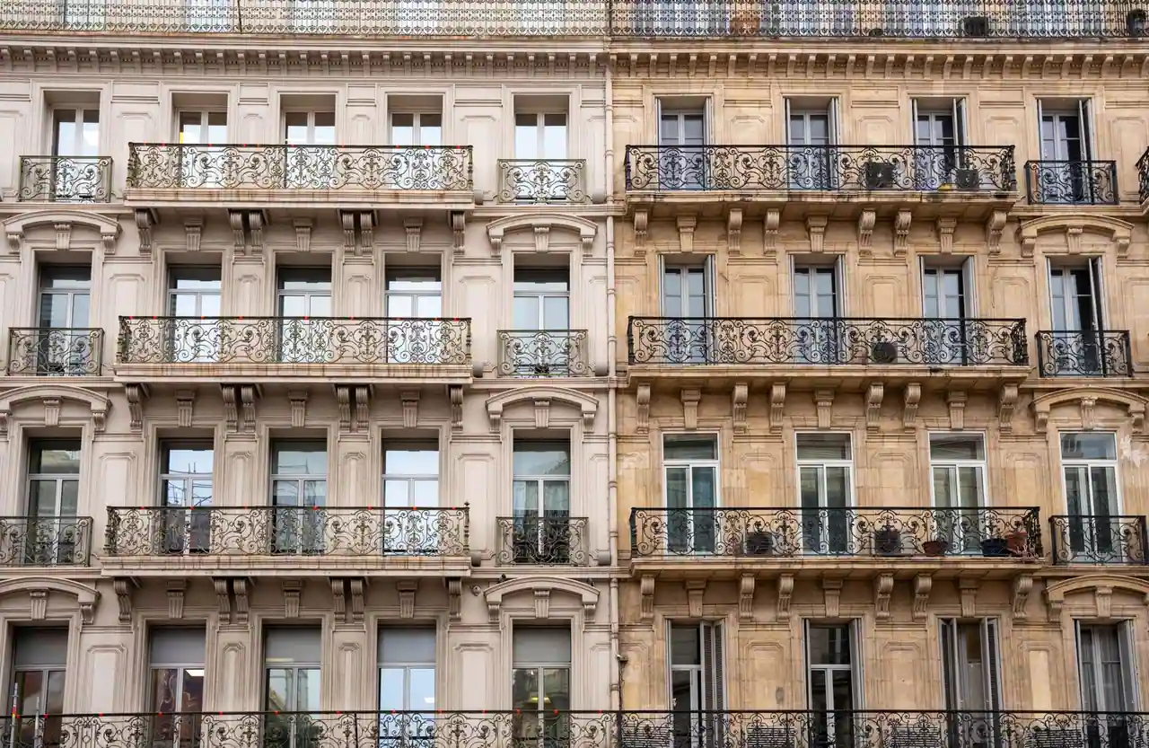 Immeuble résidentiel en pierre de taille avec balcons en fer forgé dans une ville française