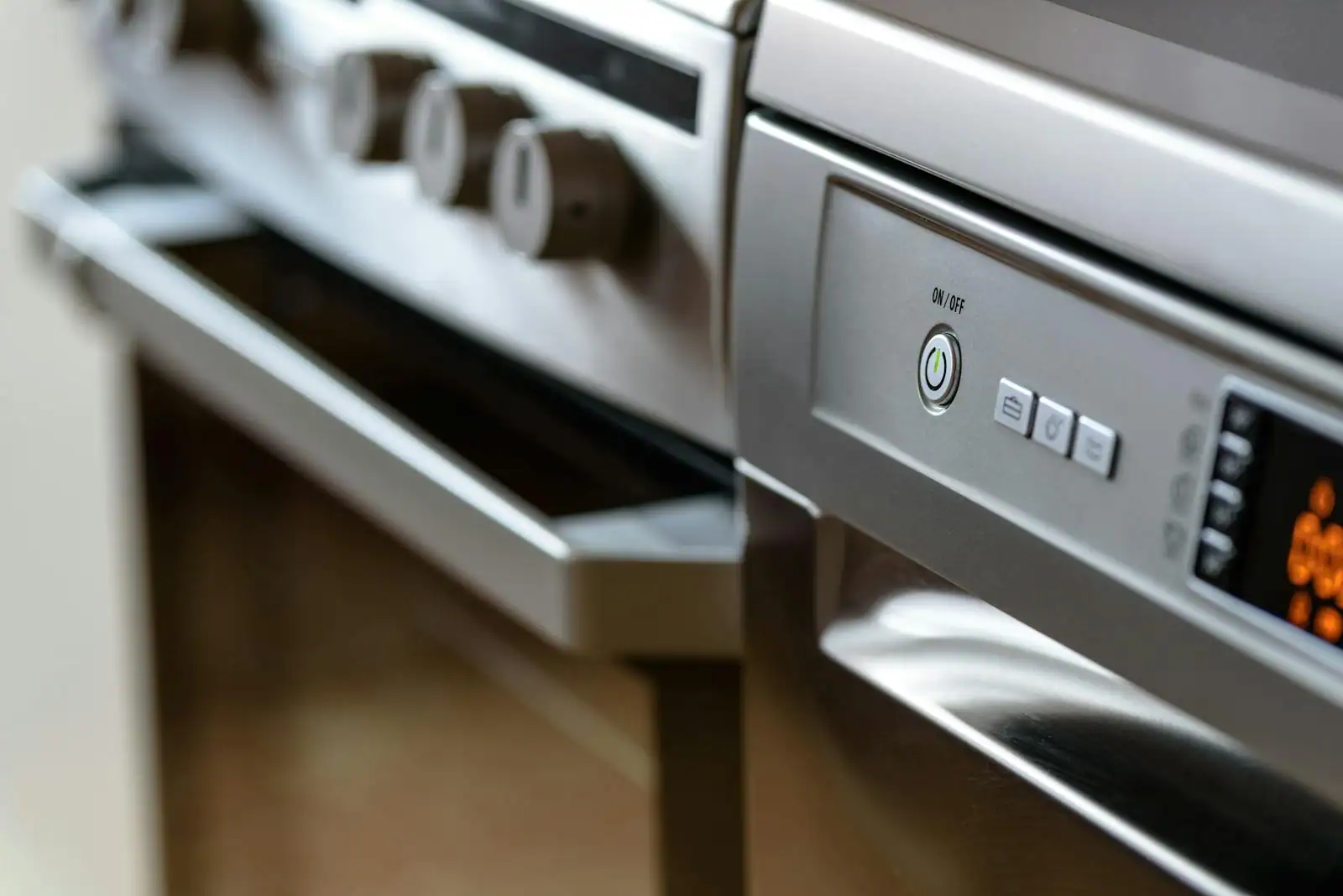 Lave-vaisselle moderne intégré dans une cuisine équipée, plan rapproché sur le tableau de bord