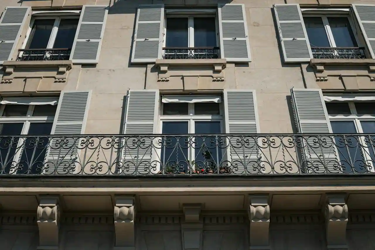Façade d'immeuble résidentiel parisien avec balcons en fer forgé