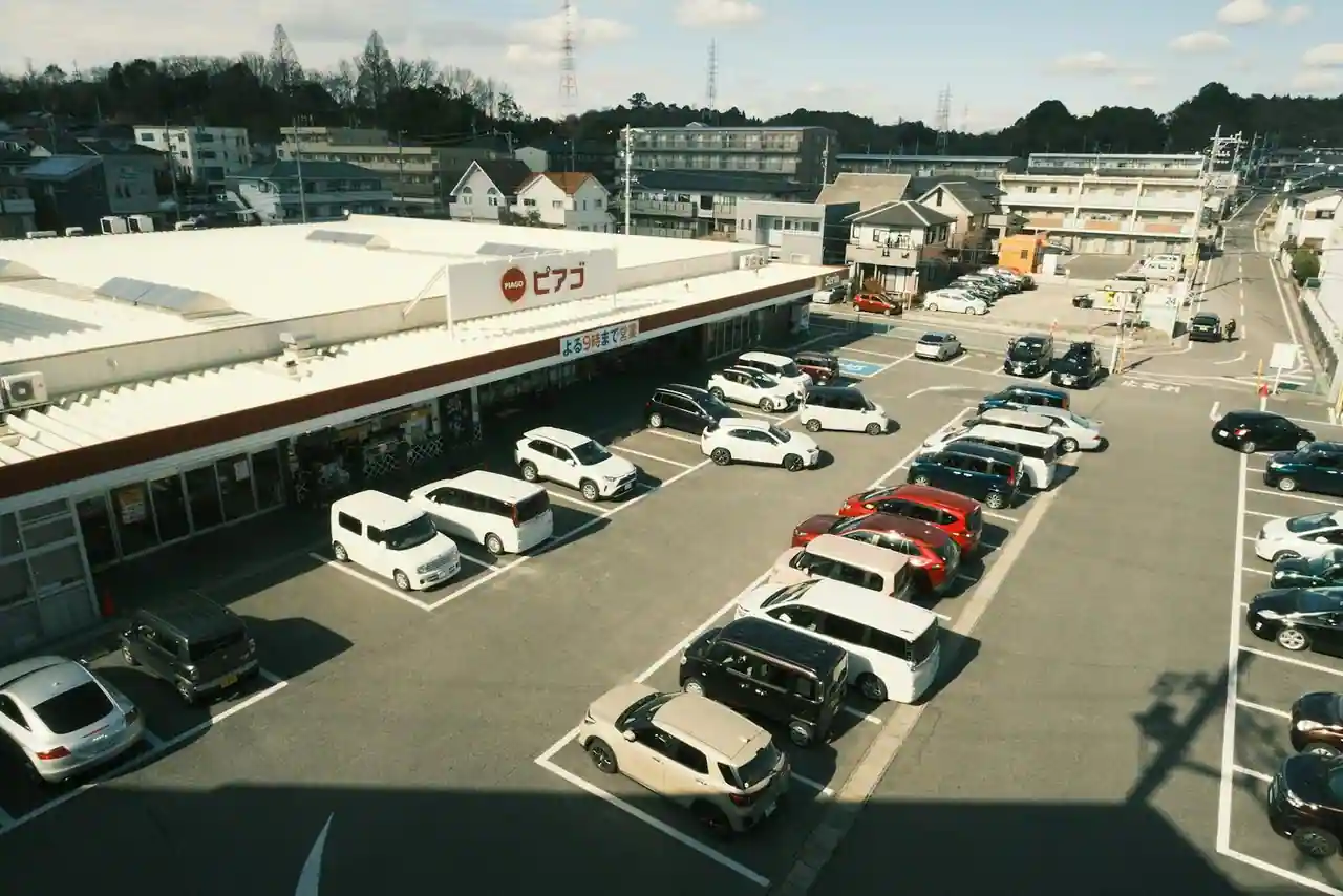 Véhicules de location alignés sur le parking d'un supermarché