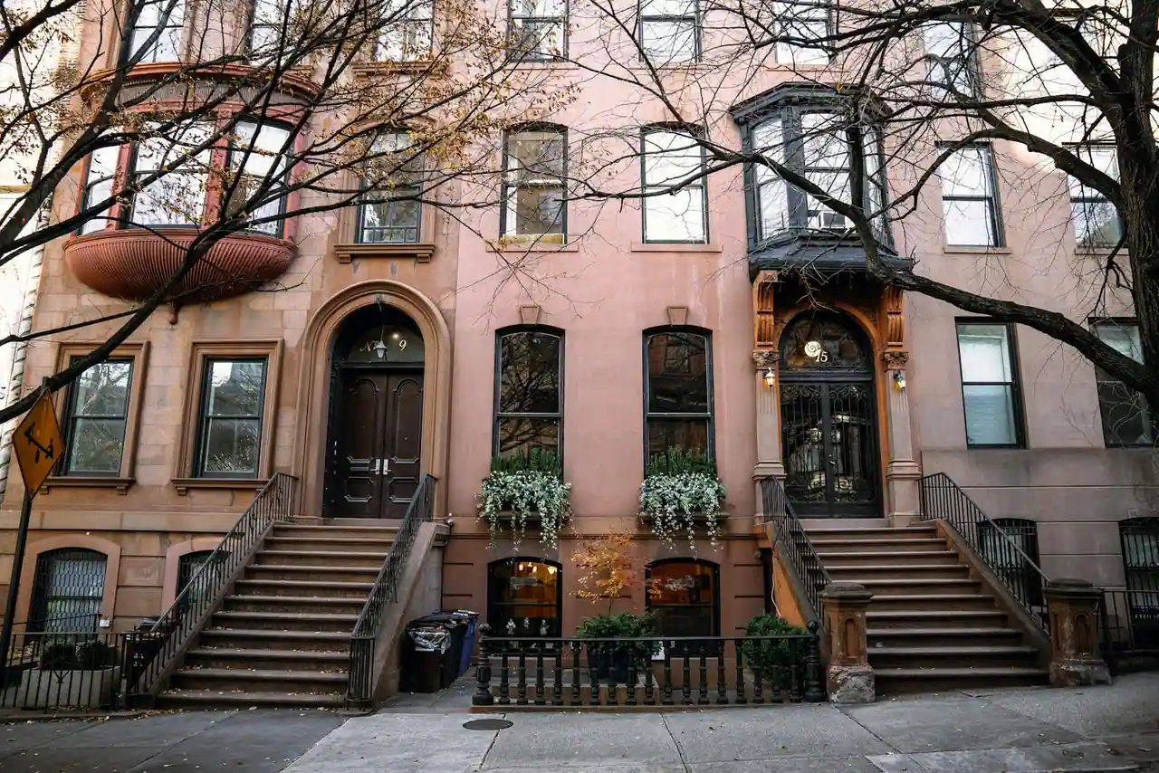 Brownstones en grès brun dans une rue résidentielle de Brooklyn