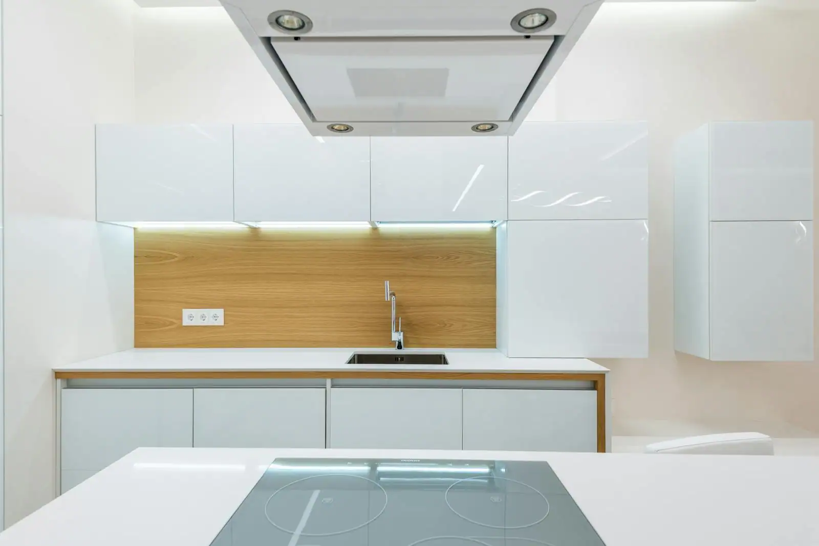 Cuisine moderne avec meubles hauts IKEA blancs et plan de travail en bois