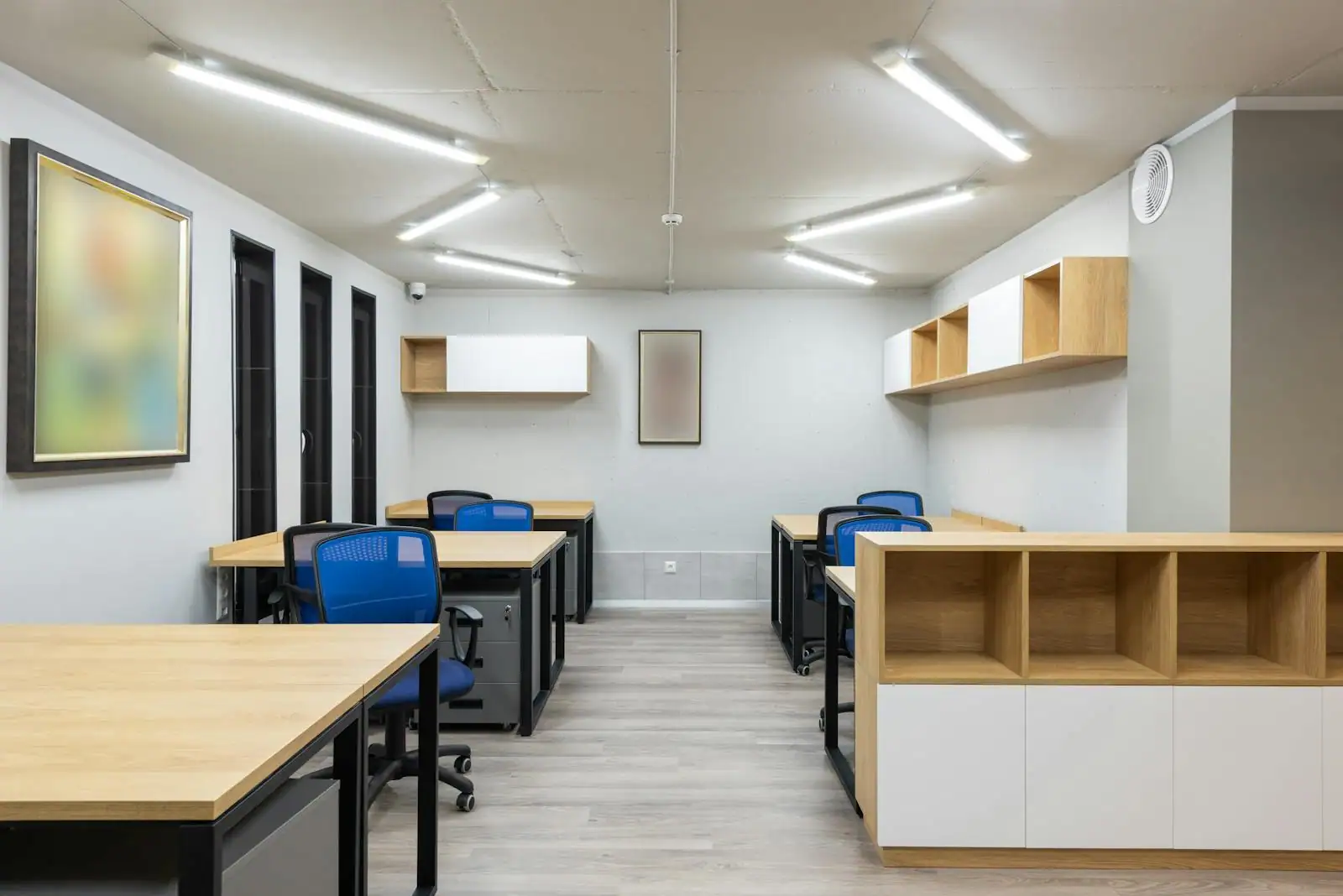 Bureau organisé avec étagères et caissons de rangement en bois clair