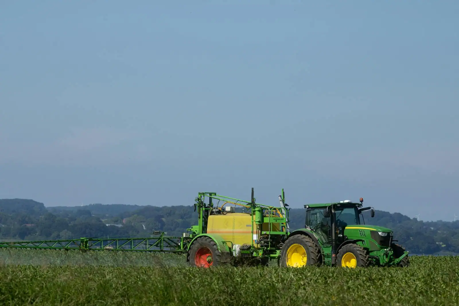 Tracteur dans un champ au coucher du soleil, atmosphère de simulation agricole