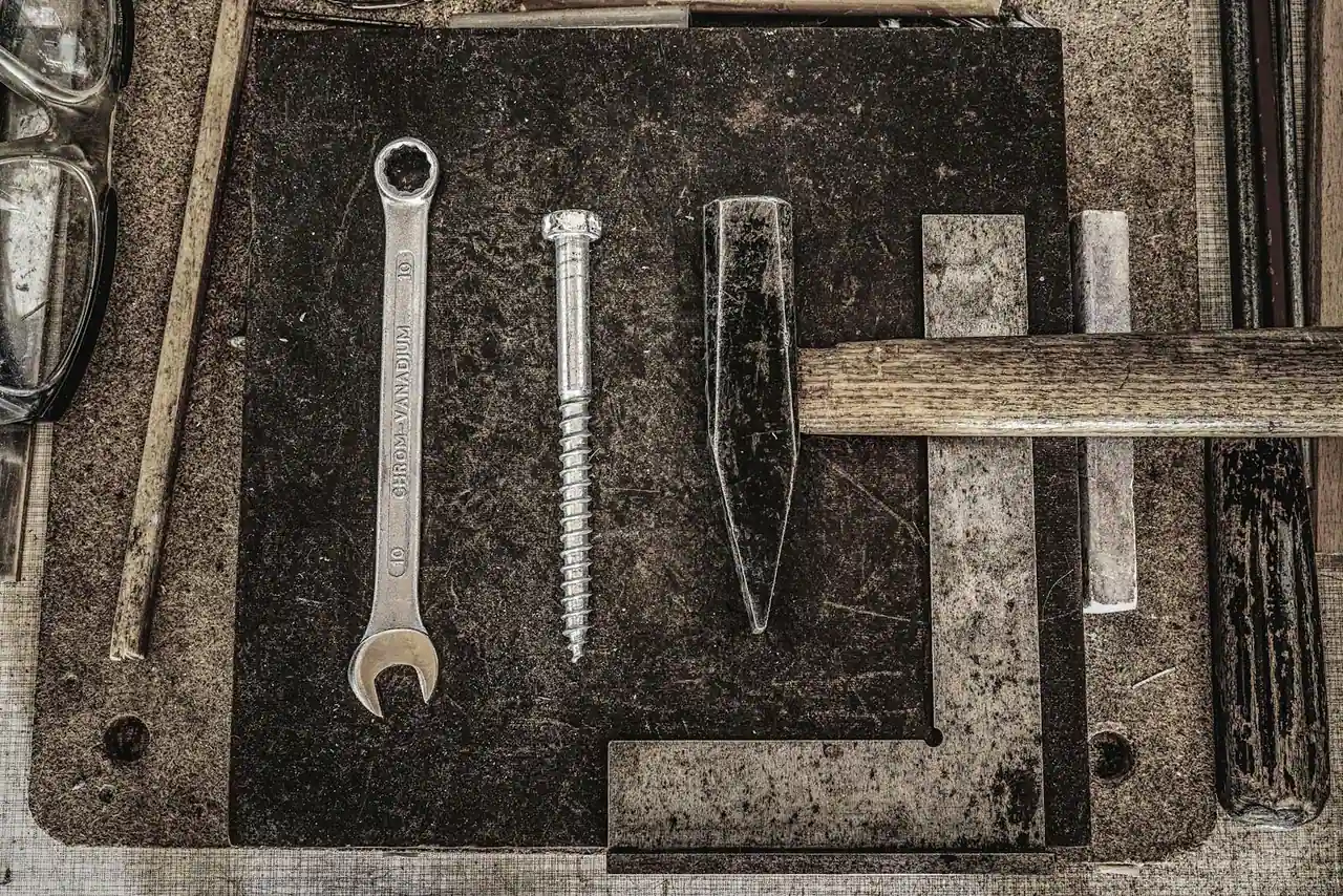 Atelier de quincaillerie indépendant, étagères bois remplies d'outils à main, clés et tournevis sur un établi