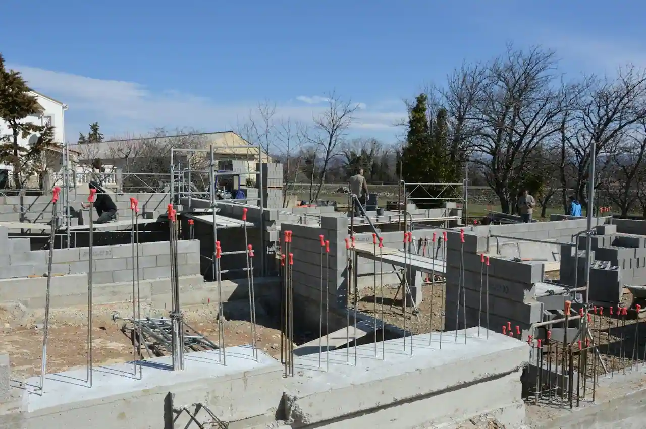 Chantier de construction avec fondations en cours de réalisation