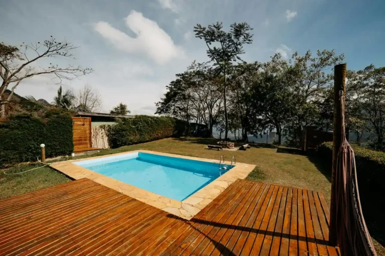 Piscine hors sol en bois : prix, installation et entretien