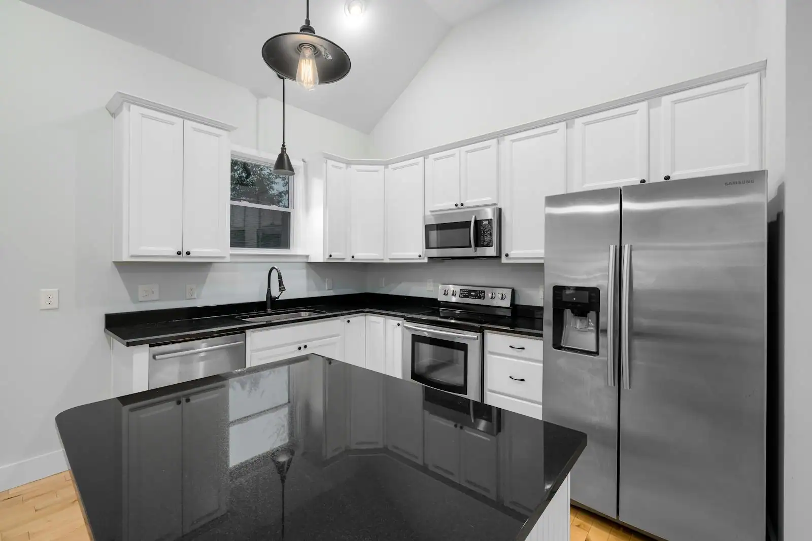 Petit réfrigérateur blanc dans une kitchenette moderne et lumineuse