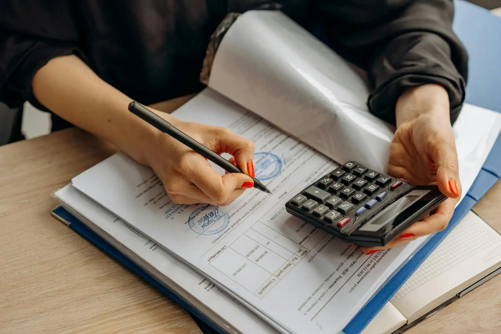 Bureau de comptable avec calculatrice, factures et déclaration fiscale, ambiance professionnelle neutre