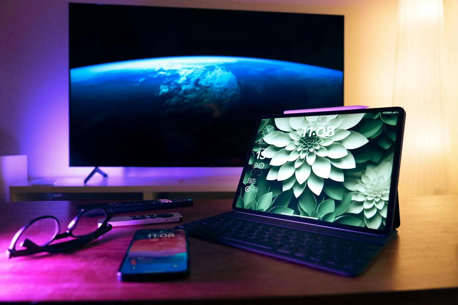 Plusieurs écrans avec interfaces de plateformes streaming colorées