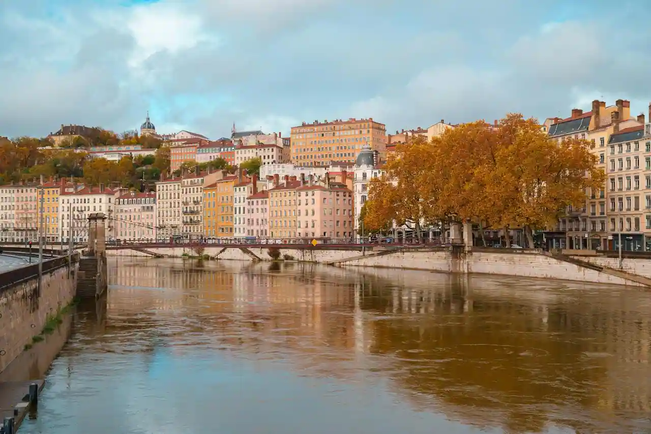 Vue aérienne de Villefranche-sur-Saône avec la Saône et les toits du centre historique