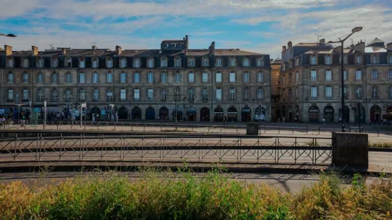 Location d&rsquo;appartement à Bordeaux : quartiers, loyers, méthode pour passer en tête