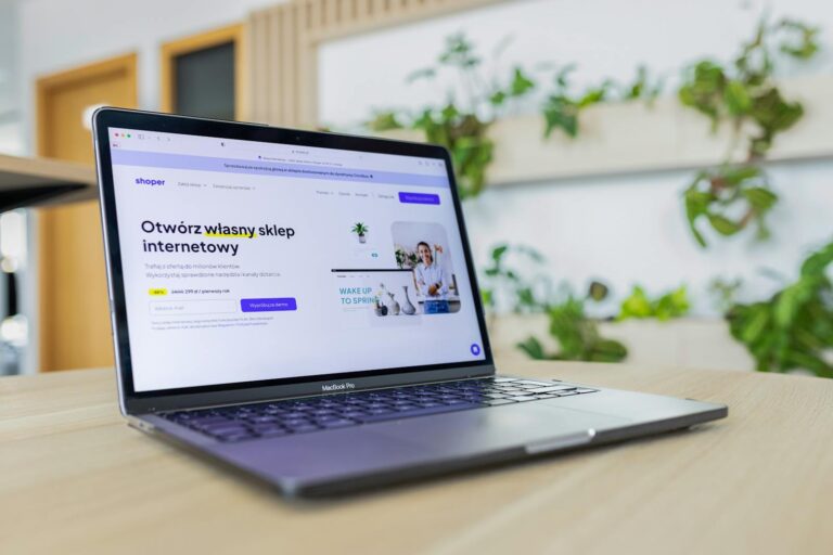 Webador : à qui s&rsquo;adresse ce créateur de site, ses limites, ses alternatives