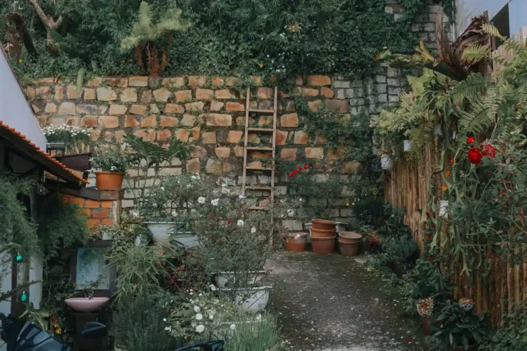Aménager un jardin en pente : idées et méthode pour apprivoiser le relief