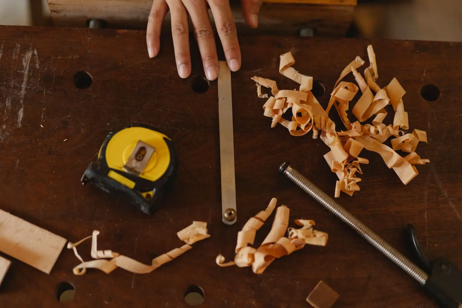 Établi d'atelier avec outils de bricolage et notice en anglais