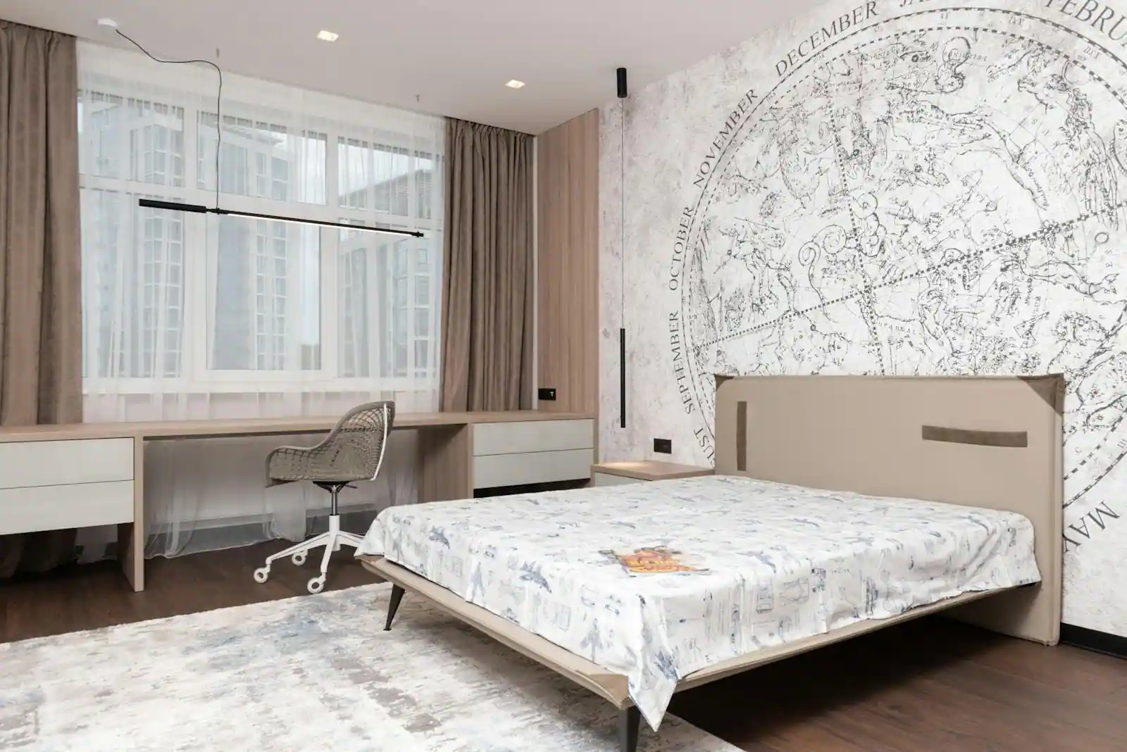 Chambre d'adolescent aménagée avec un lit, un bureau près de la fenêtre et des rangements muraux dans une pièce claire