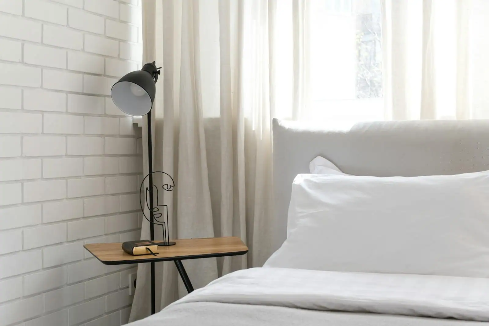 Chambre claire et apaisante avec lit, tête de lit et linge de lit en lin