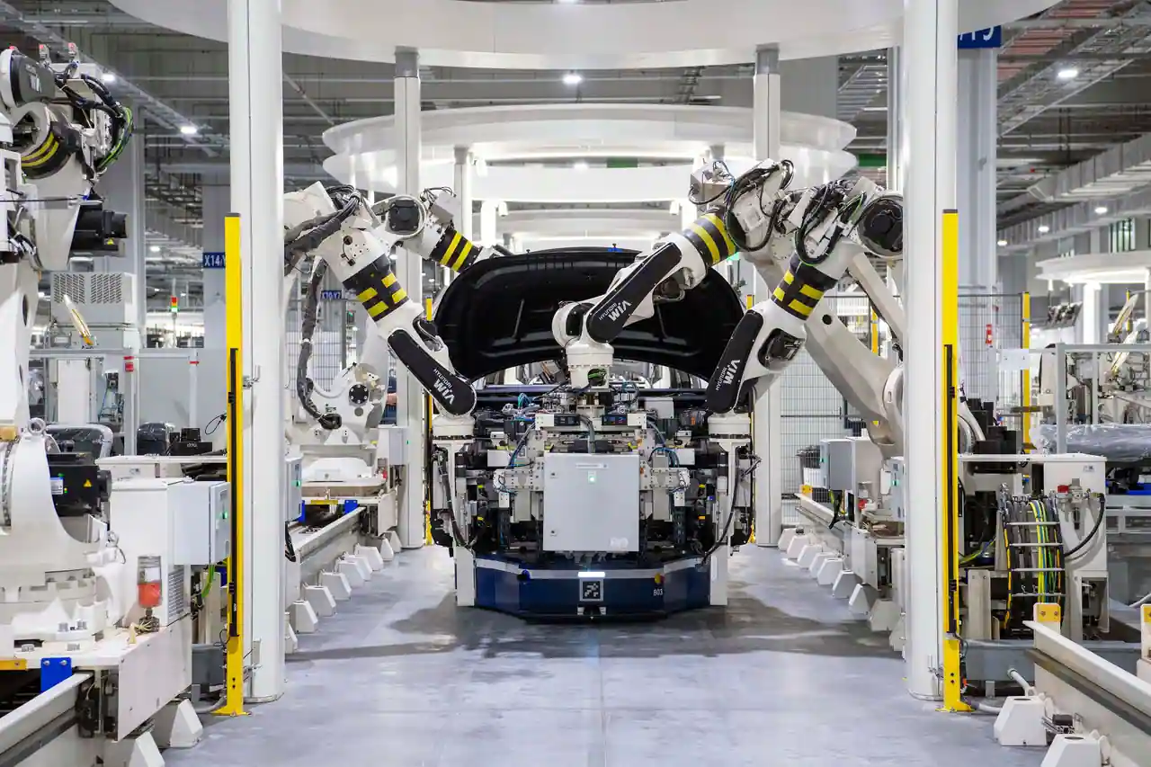 Bras robotisés assemblant une caisse de voiture sur une ligne d'usine automobile moderne