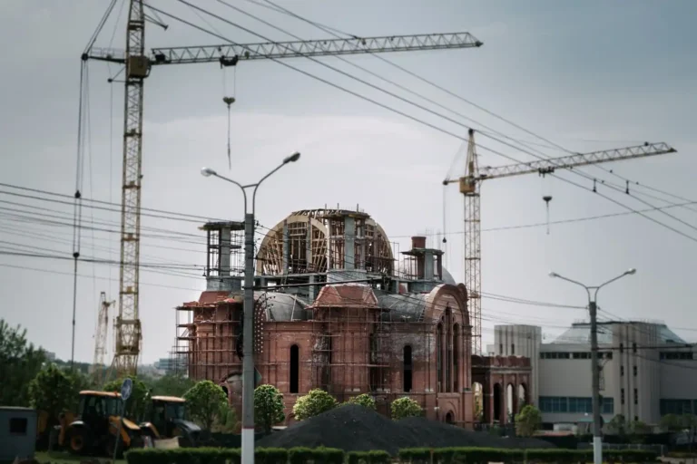 Construction d&rsquo;un bâtiment : étapes, acteurs et repères