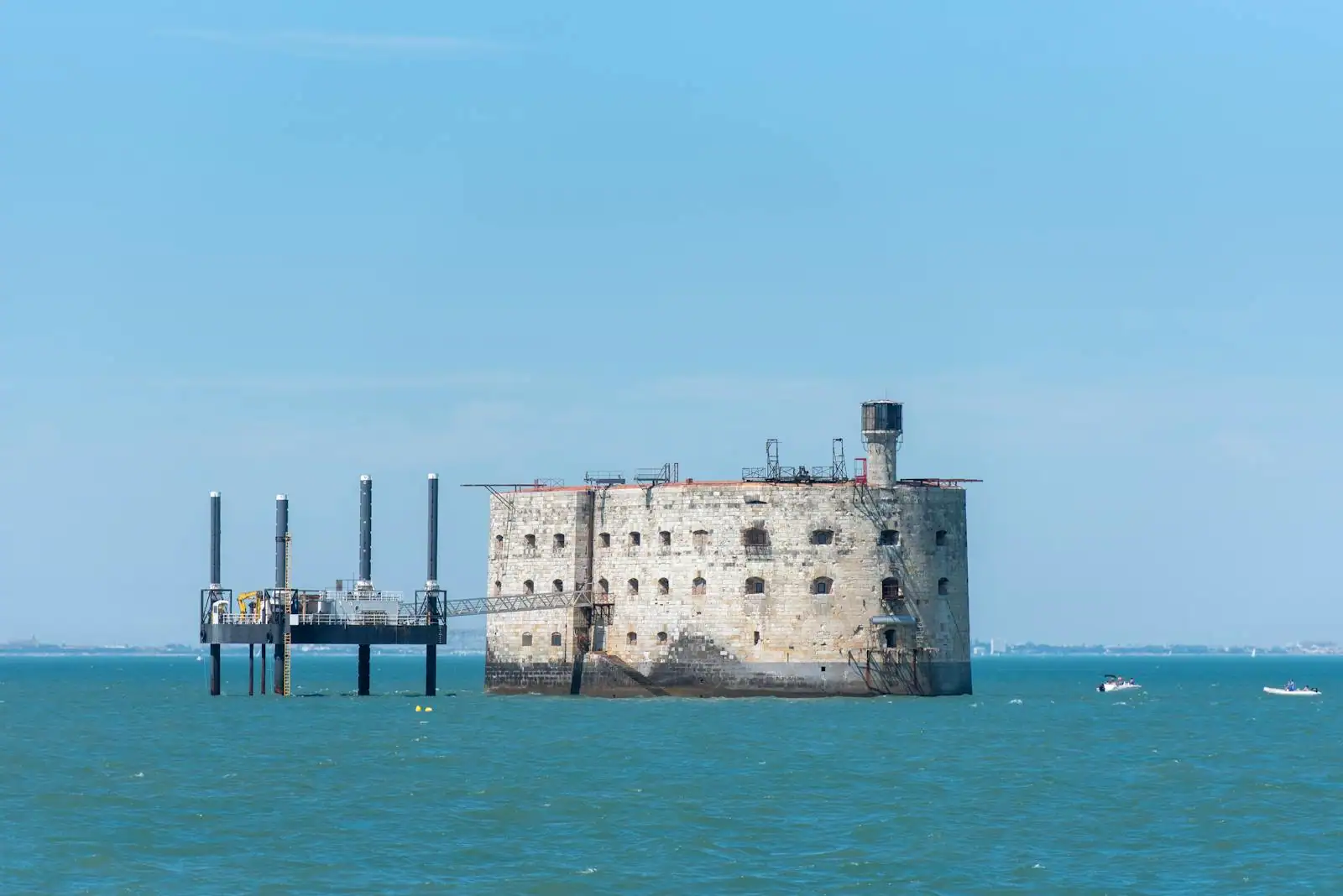Le fort Boyard, forteresse de pierre isolée en pleine mer au large de la Charente-Maritime