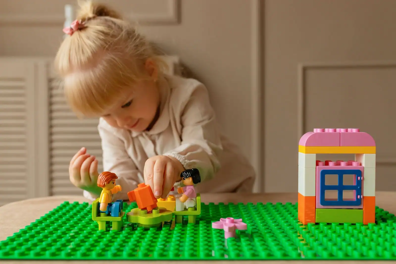 Petit personnage construit en briques de construction colorées, en gros plan