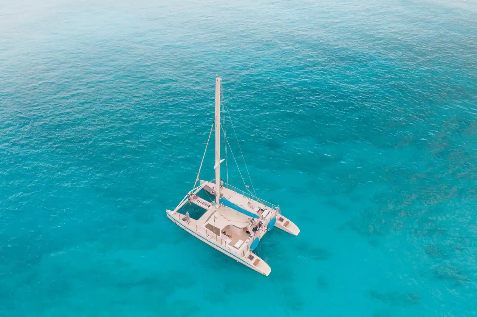Catamaran de croisière à voile sur une mer turquoise, du type construit par le chantier CNB