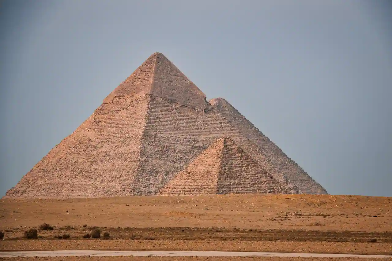 Pyramide du plateau de Gizeh dans le désert égyptien sous un ciel dégagé