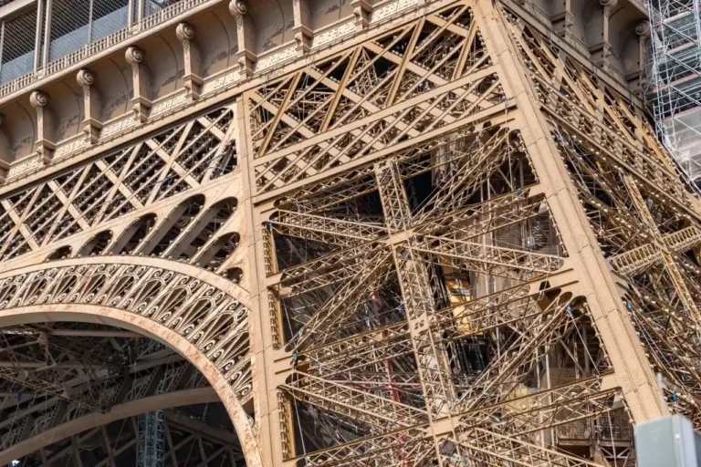 Construction de la tour Eiffel : deux ans pour 300 mètres de fer