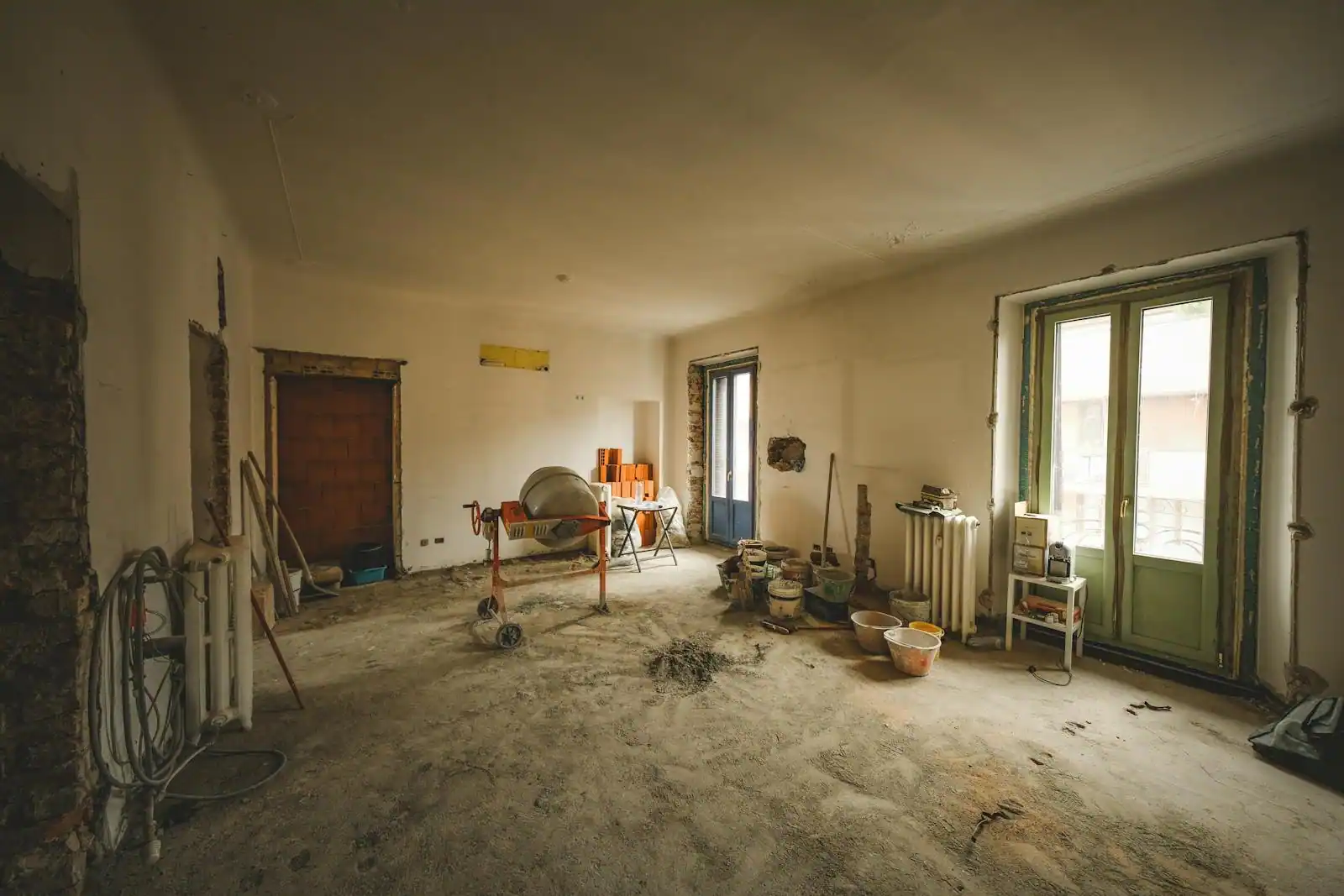 Intérieur de maison en cours de rénovation, murs à reprendre et matériaux de chantier