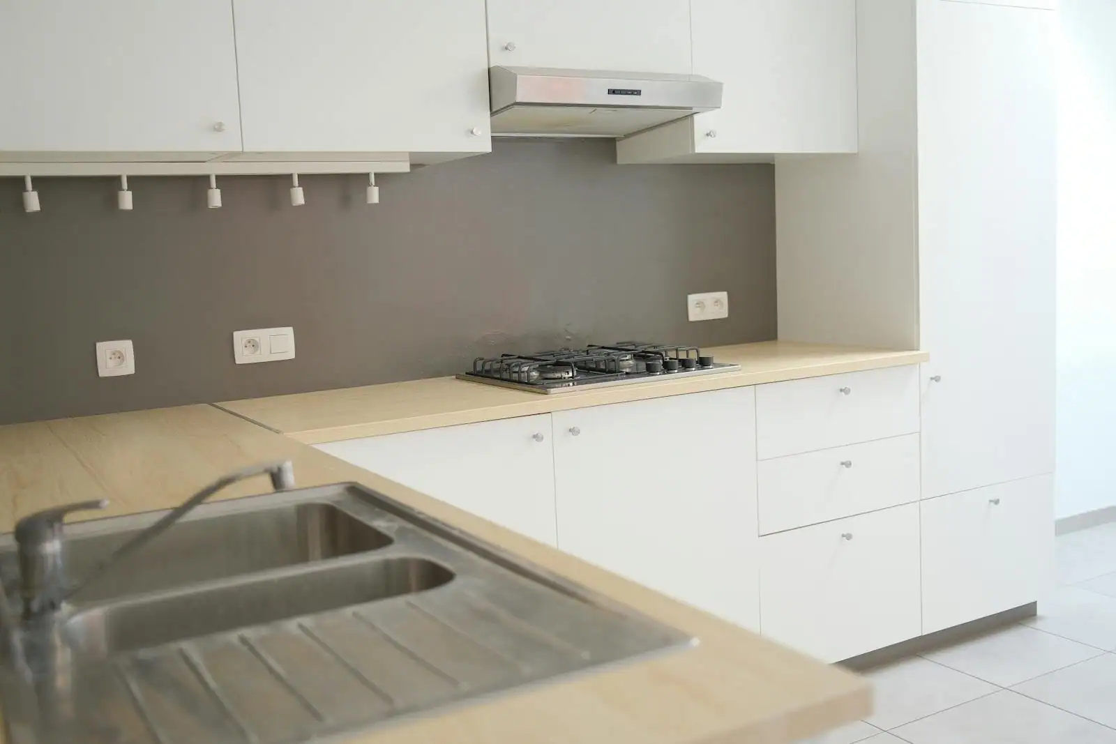 Cuisine contemporaine décorée avec plan de travail en bois et palette de tons clairs et naturels