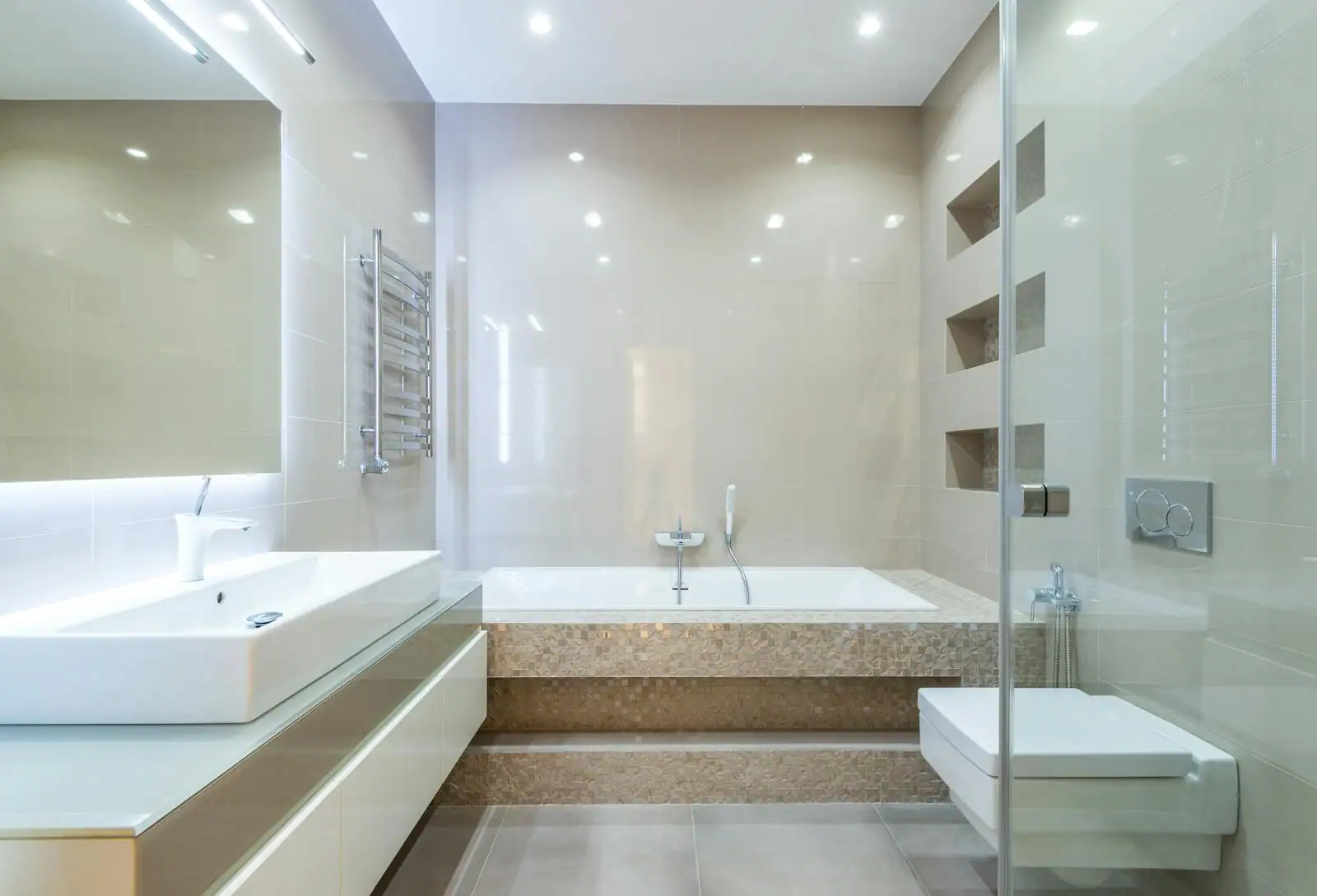 Salle de bain moderne et lumineuse avec vasque, grand miroir et touches de décoration naturelle.