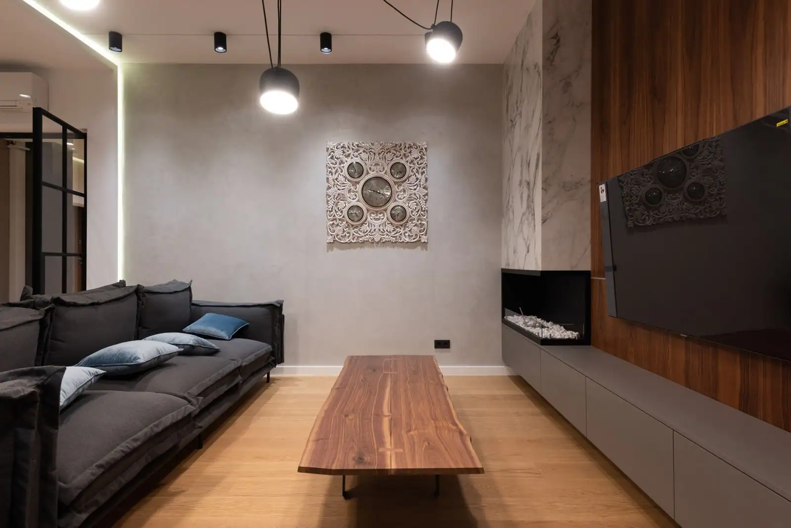 Salon contemporain avec table basse en bois massif, parquet et mur en panneaux de bois