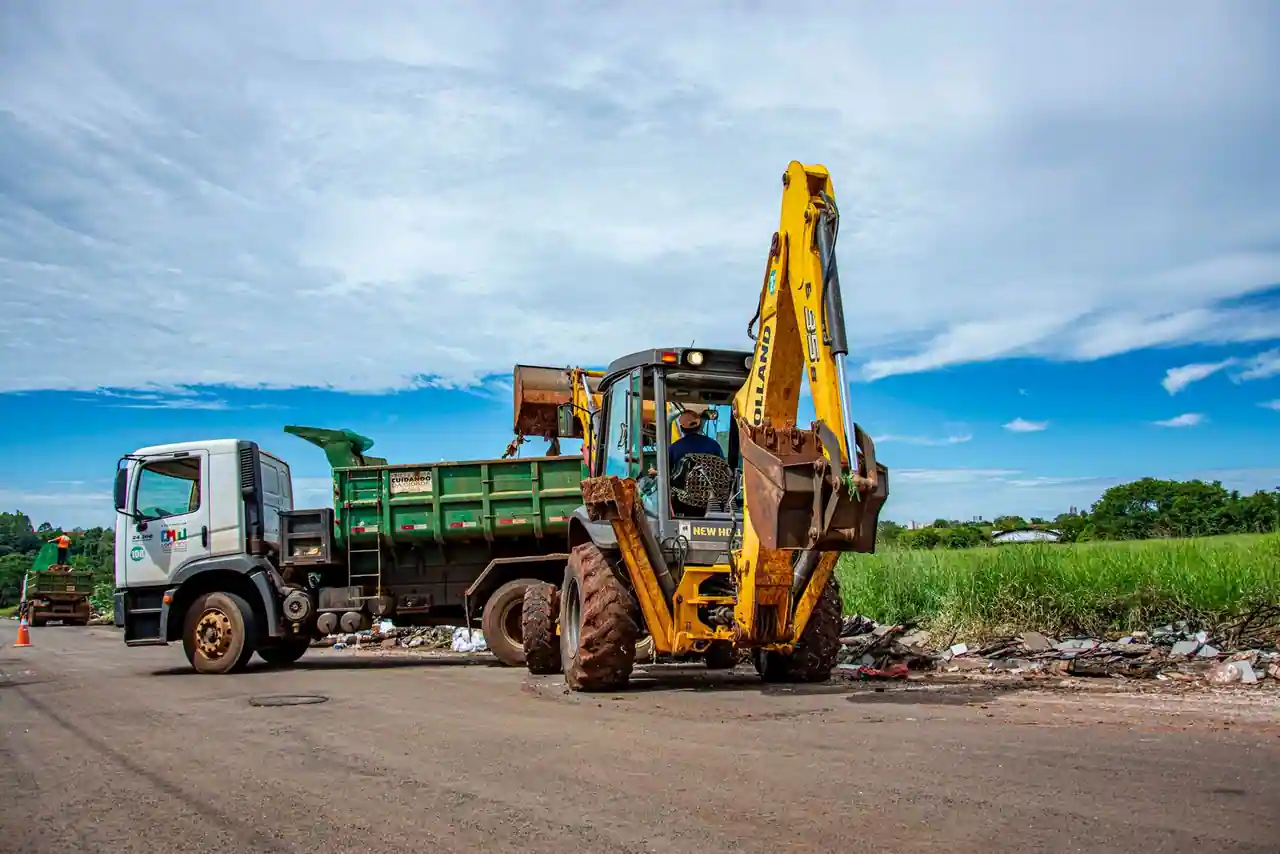 Camion benne et engin de chantier lors de l'évacuation de gravats et de déchets en bord de route