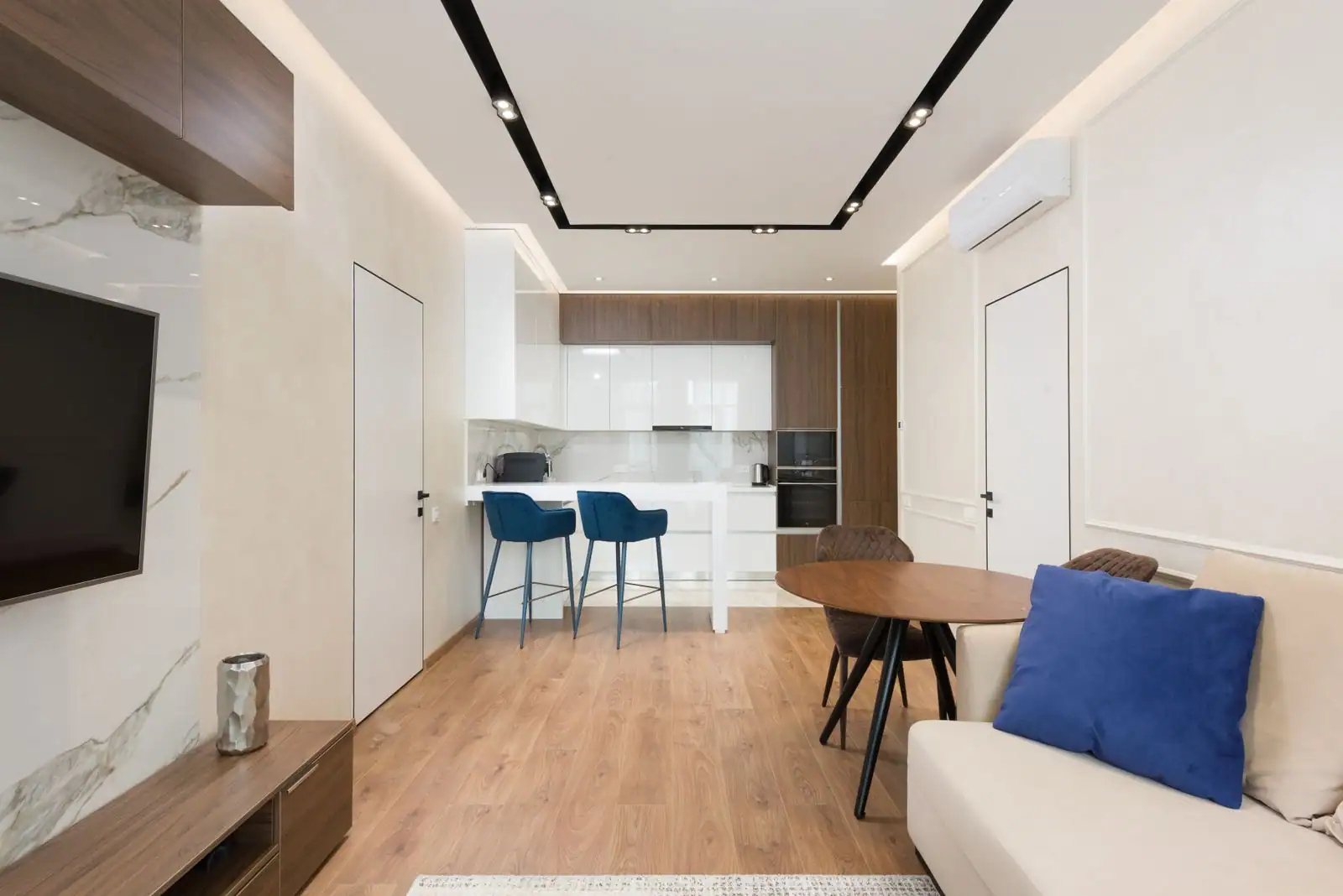 Salon lumineux d'un appartement meublé avec canapé et mobilier, prêt à être donné en location.