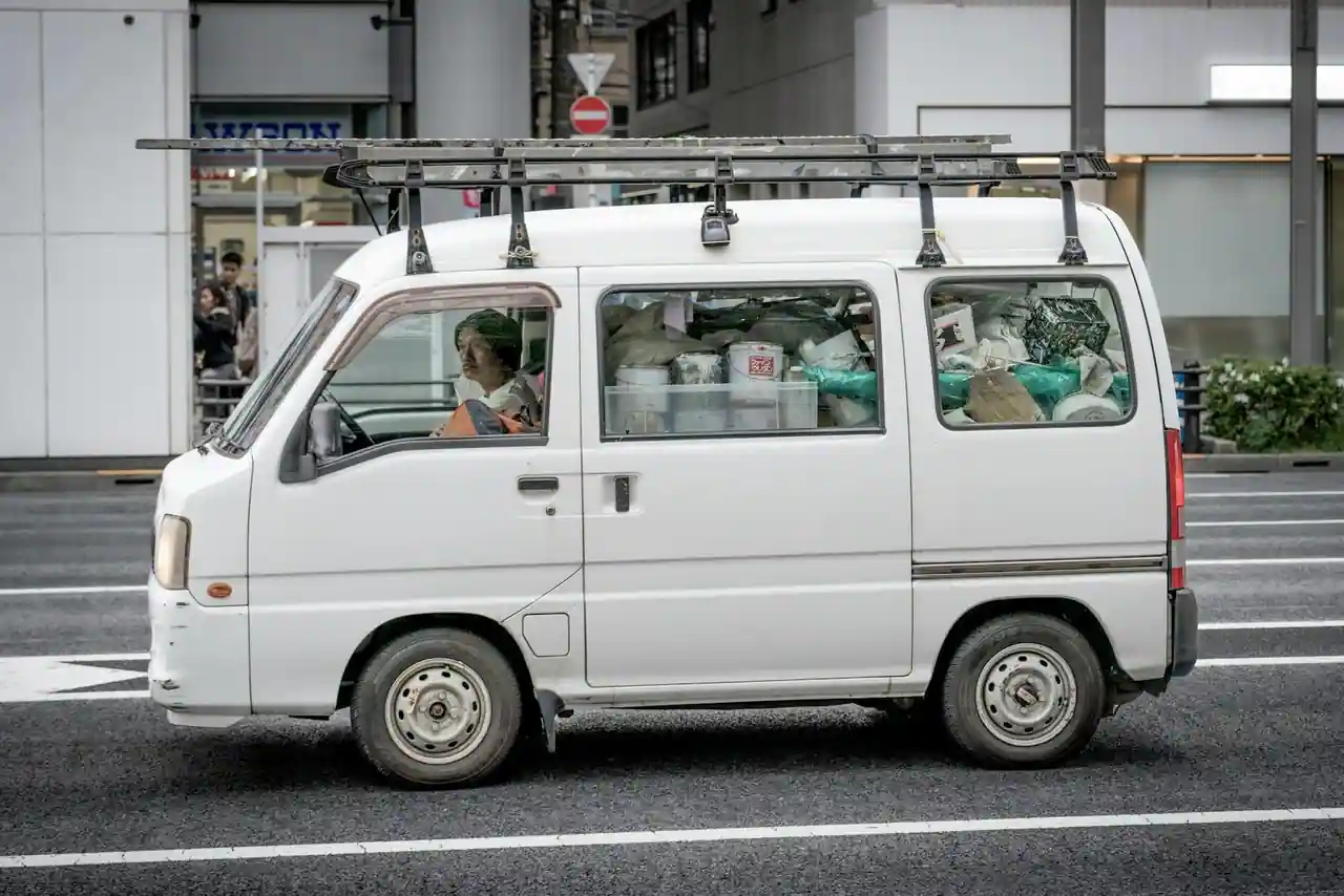 Camionnette utilitaire blanche circulant dans une rue