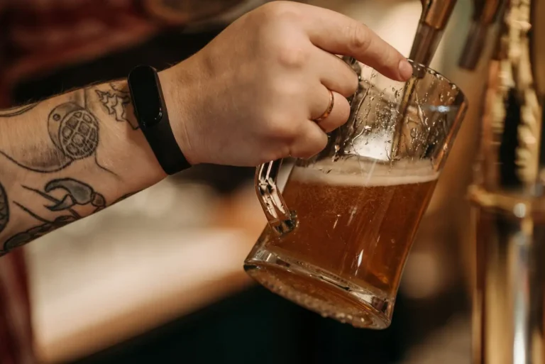 Louer une tireuse à bière : bien choisir selon son événement