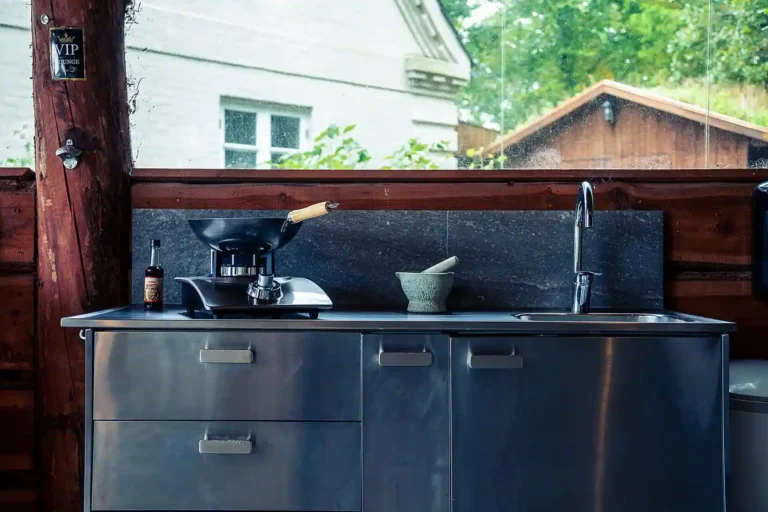 Meuble de cuisine extérieure : ce qui tient vraiment dehors