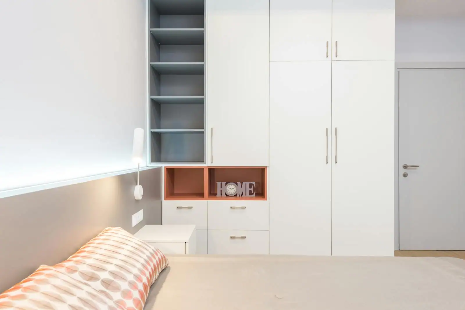 Dressing modulable à portes coulissantes intégré dans une chambre lumineuse