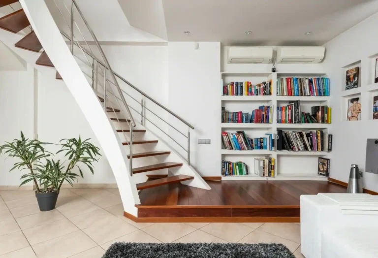 Meuble sur mesure sous escalier : exploiter chaque centimètre perdu