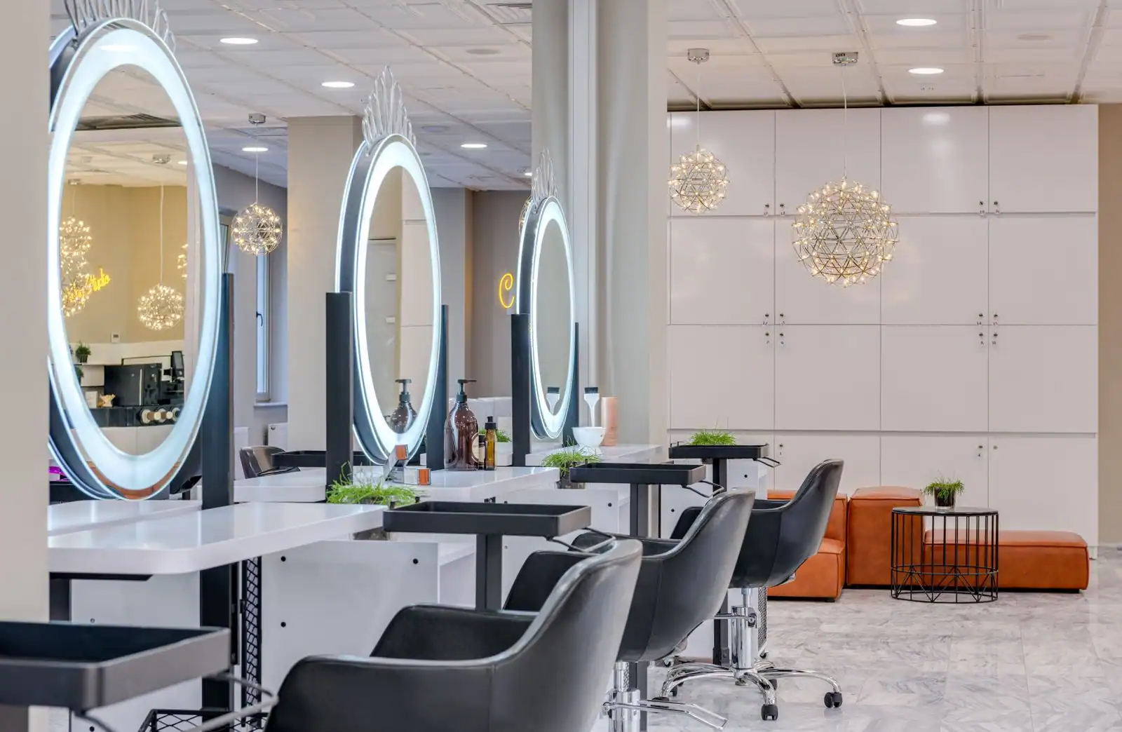 Salon de coiffure équipé de fauteuils de coiffage et de miroirs, intérieur professionnel.