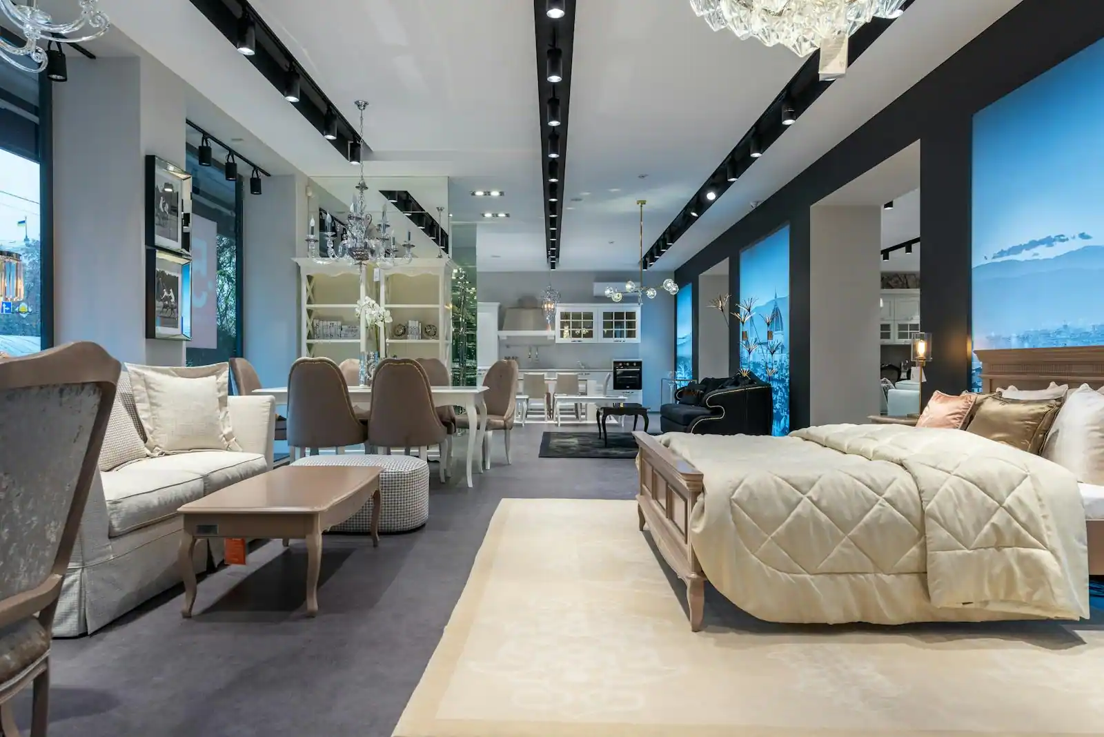 Showroom de mobilier exposant canapés, lit et meubles de salon