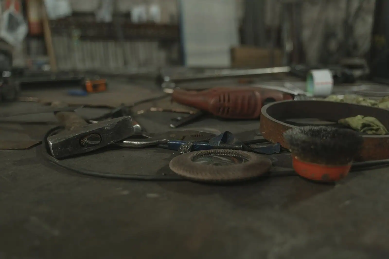 Outils de bricolage manuels et électroportatifs posés sur l'établi d'un atelier